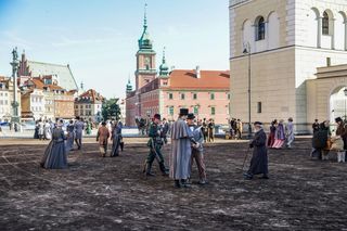 Wokulski i Rzecki spacerują po Warszawie. Plan zdjęciowy „Lalki” przeniósł Stare Miasto do XIX wieku!