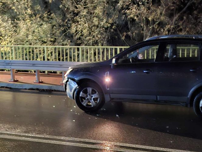 Szalony rajd pijanego kierowcy w Brodach. Uszkodził trzy auta, skończył na drzewie