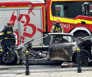 Autem elektrycznym huknął w słup, pojazdstanął w ogniu