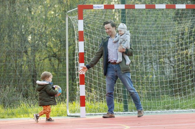 Krzysztof Bosak harata w piłkę z synkami