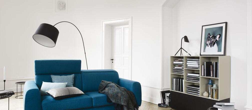 Nowa niebieska sofa w pokoju dziennym