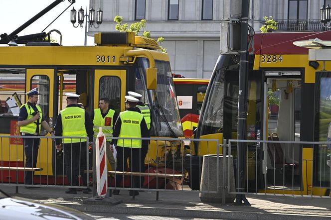 Zderzenie tramwajów w centrum Warszawy. 13 osób rannych, ruch tramwajowy wstrzymany