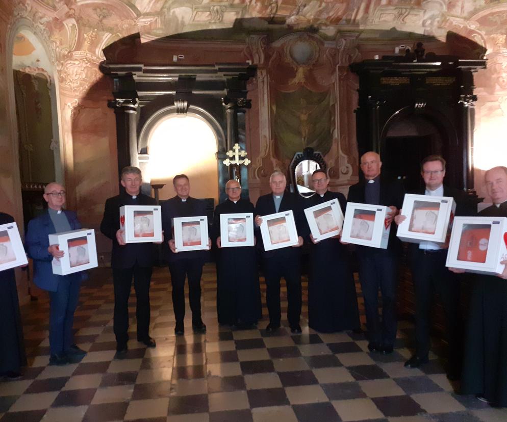 Kapłani i defibrylatory dla 10 parafii archidiecezji lubelskiej