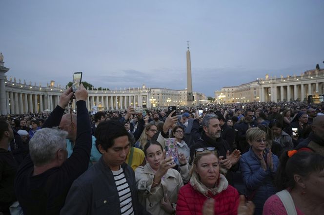Hołdy na Placu Świętego Piotra.