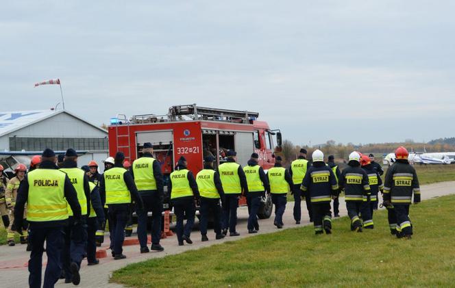 Awaryjne lądowanie w Piastowie: Samolot został opanowany przez uzbrojoną osobę! Ćwiczenia służb w aeroklubie [ZDJĘCIA]