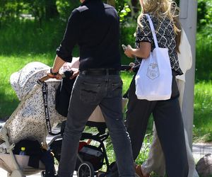 Krzysztof Ibisz je żonie z ręki