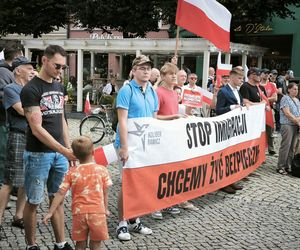 Manifestacja pod hasłem Sto nielegalnej imigracji w Lesznie