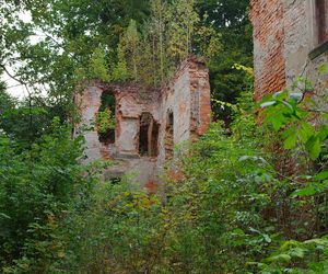 To jeden z najstarszych pałaców w Małopolsce. Mieszkańcy wsi widują w jego ruinach zjawę