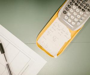 Czy na maturze 2024 można mieć kalkulator? Co można wnieść na egzamin z matematyki?