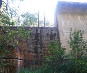 Monumentalna śluza Leśniewo z symbolami III Rzeszy ukryta w mazurskim lesie. Jest owiana tajemnicą [ZDJĘCIA]