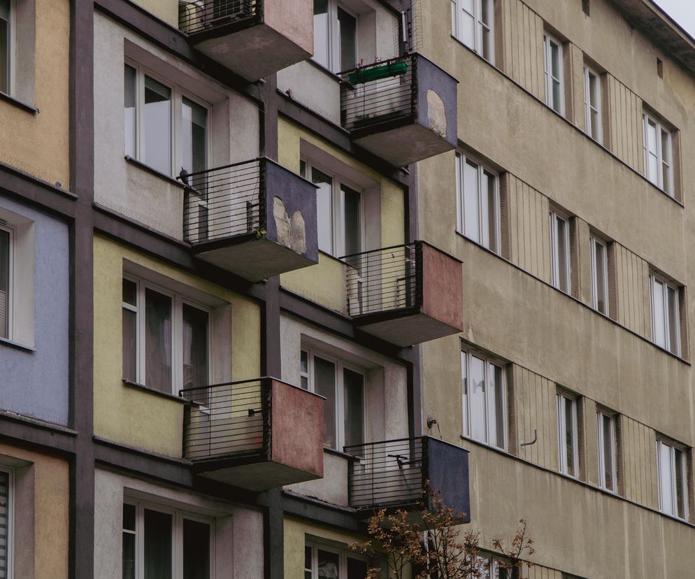 Fasada krakowskiej plomby przy Mazowieckiej 5 z lat 50. autorstwa Krzysztofa Bienia, wyróżniająca się kolorowymi fragmentami i skośnymi balkonami. Jest to przykład socmodernistycznej architektury, o której można przeczytać więcej na portalu Architektura Murator Plus.