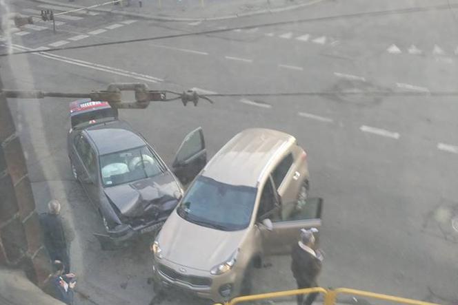 Groźny wypadek w Zabrzu. Zderzenie dwóch pojazdów osobowych