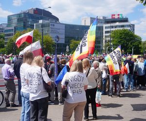 Uczestnicy Wielkiego Marszu Patriotów Rafała Trzaskowskiego