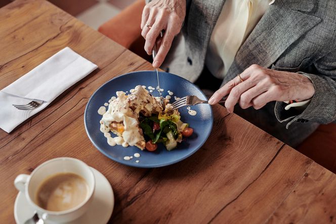 Kobieta jedząca posiłek w restauracji