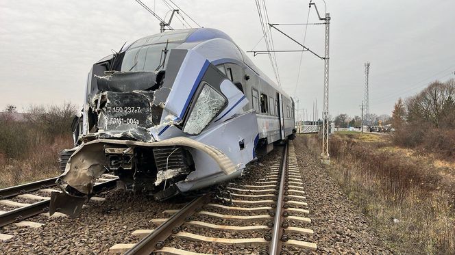 Na przejeździe kolejowym w msc. Nowa Sucha (pow. sochaczewski) doszło do zderzenia pociągu pośpiesznego z ciężarówką