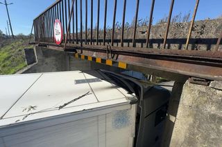 40-tonowy tir utknął pod wiaduktem w Tarnowie. Kierowcę zwiodła nawigacja