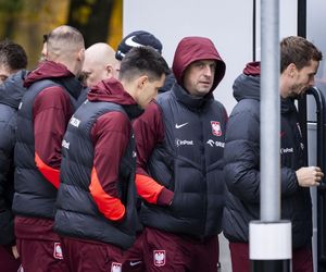 Reprezentacja zmokła na spacerze. Lewandowski się krył przed deszczem