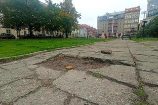 Zniszczony chodnik na placu Orła Białego