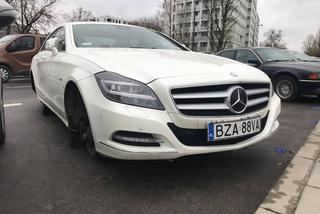 Mercedes-Benz CLS bez kół na warszawskich Odolanach