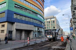 Trwa zielona przebudowa ul. Okrzei w Warszawie. Zwężą, zazielenią, stworzą drogę dla rowerów do słynnej kładki