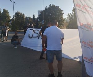 Protest górników w Jastrzębiu-Zdroju. Blokują kluczowe rondo i główne drogi