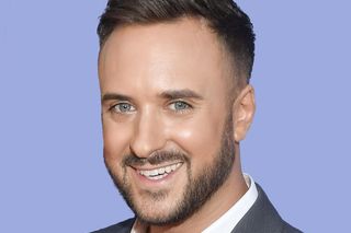 Aleksander Sikora jest znanym prezenterem, choć z wykształcenia jest kimś zupełnie innym