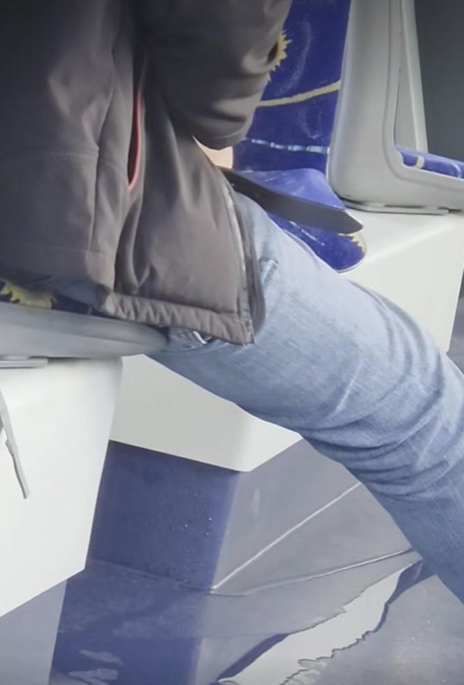 Oddał mocz w toruńskim tramwaju. Wszystko się nagrało
