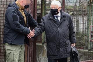 Naczelnik założył maskę