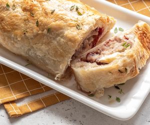 Biała kiełbasa w cieście francuskim z serem i żurawiną: ciekawy przepis na Wielkanoc