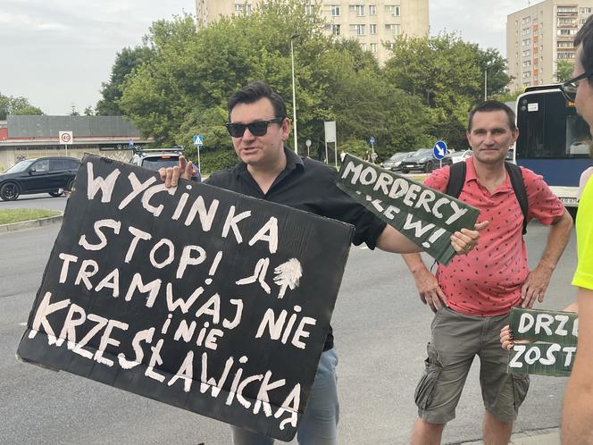 Protest mieszkańców przeciwko wycince drzew pod budowę linii tramwajowej do Mistrzejowic.