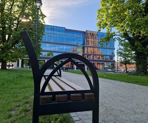Plac Kościeleckich rozkwita na wiosnę. Bydgoszczanie chętnie wybierają go na spacer