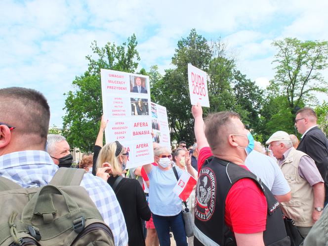 Prezydent Andrzej Duda spotkał się z lublinianami, czekali na niego także tęczowi aktywiści