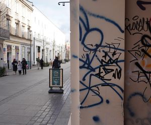 W niektórych miejscach Chmielnej - mimo remontu - nadal straszą jednak graffiti