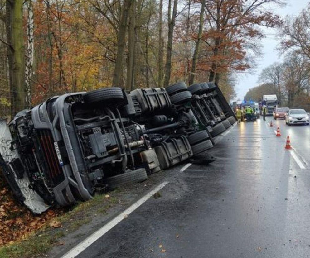 Tir wpadł do rowu. Utrudnienia na DK88