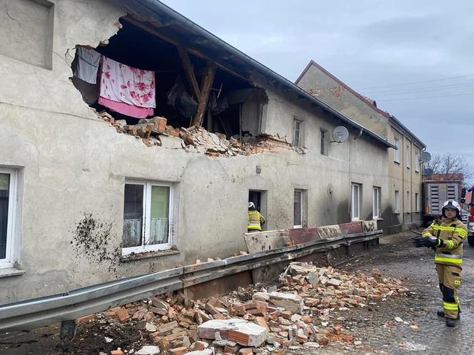 Ciężarówka z drobiem wjechała w budynek