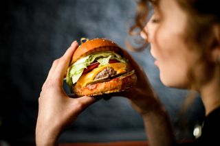 Smutny? Zamiast czekolady, sięgnij po burgera. Nowe badania na temat wołowiny
