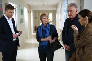 Barwy szczęścia odc. 1415. Regina (Ewa Serwa), Ludwik (Marek Lewandowski), Kasia (Katarzyna Glinka), Łukasz (Michał Rolnicki)