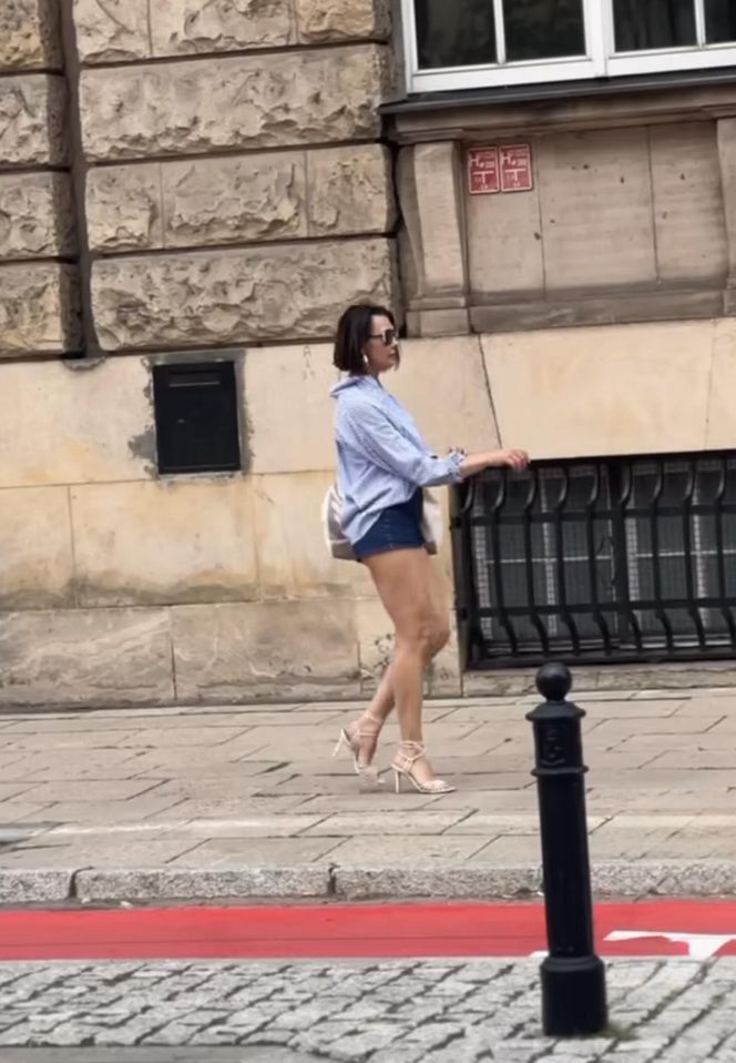 Anna Popek w krótkich szortach paraduje po mieście.