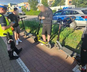 Mandaty i pouczenia na Mazowszu. Policjanci przeprowadzili akcje edukacyjna dla użytkowników elektrycznych hulajnóg i rowerów