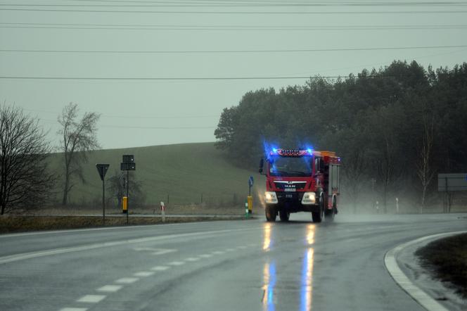 Tragiczny pożar w Pawłowie. Strażacy wynieśli 32-latka z płonącego domu. Mężczyzna zmarł