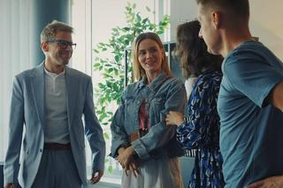 M jak miłość odc. 1771. Elka (Hanna Konarowska-Lewińska), Artur Nowakowski (Łukasz Garlicki), Franka (Dominika Kachlik), Paweł (Rafał Mroczek)