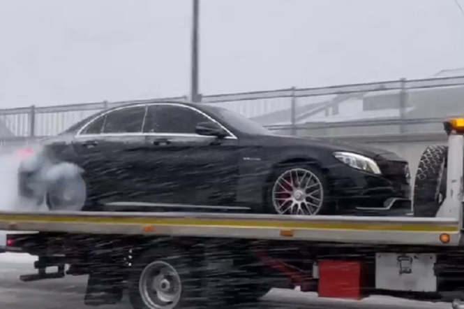 Sportowym Mercedesem-AMG palił gumę na lawecie