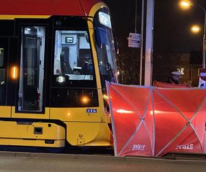 Wszedł na torowisko na czerwonym świecie. Przejechał go tramwaj. Zginął na miejscu