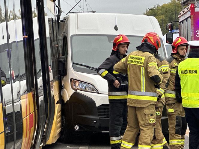 Tramwaj uderzył w busa na Annopolu. Poważny wypadek, motorniczy ranny