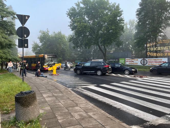 Wypadek na Krakowskiej w Łodzi. Autobus zderzył się czołowo z samochodem osobowym 