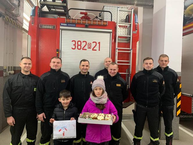 Dzieci dziękują strażakom za uratowanie psa [GALERIA]