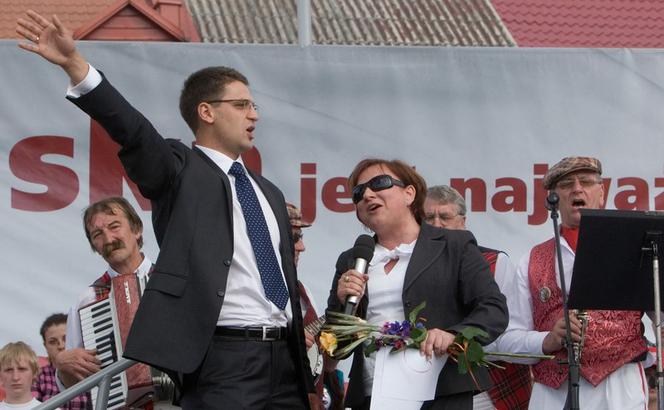 Beata Kempa śpiewa na wiecu PiS w Łomży 