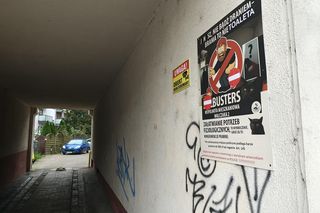 Sąsiedzki spór o tablicę. Januszowy żart nie spodobał się