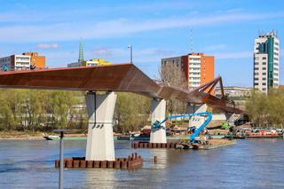 Czerwona linia na kładce pieszo-rowerowej. O co chodzi? Przyczyna jest zaskakująca