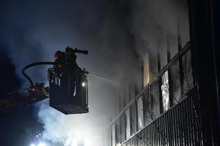 Ogromny pożar na Okopowej w Łodzi. Dogaszanie ognia w składzie makulatury trwa od kilku godzin